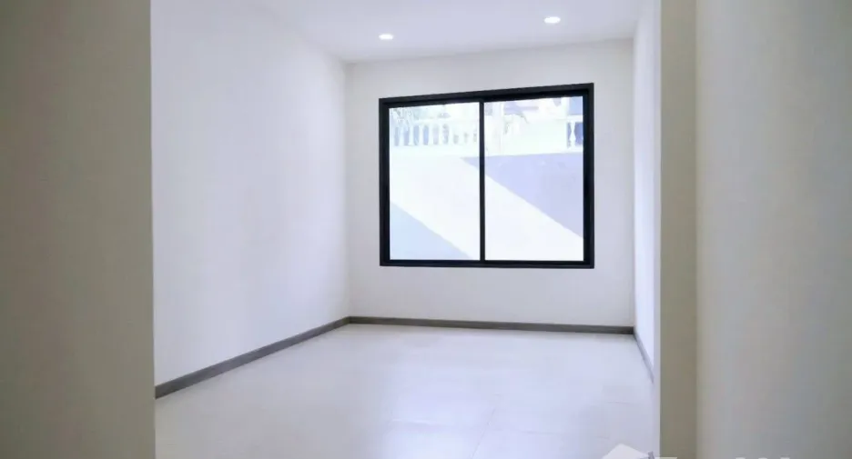 Casa en alquiler de 3 habitaciones en Phra Khanong, Bangkok