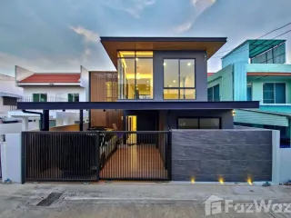 Casa en alquiler de 3 habitaciones en Phra Khanong, Bangkok