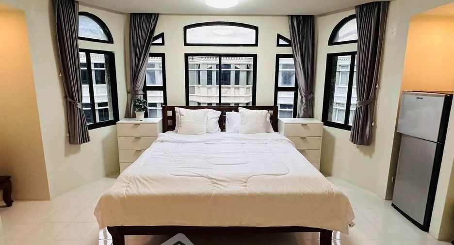 For rent 4 bedrooms townhouse in Watthana, Bangkok