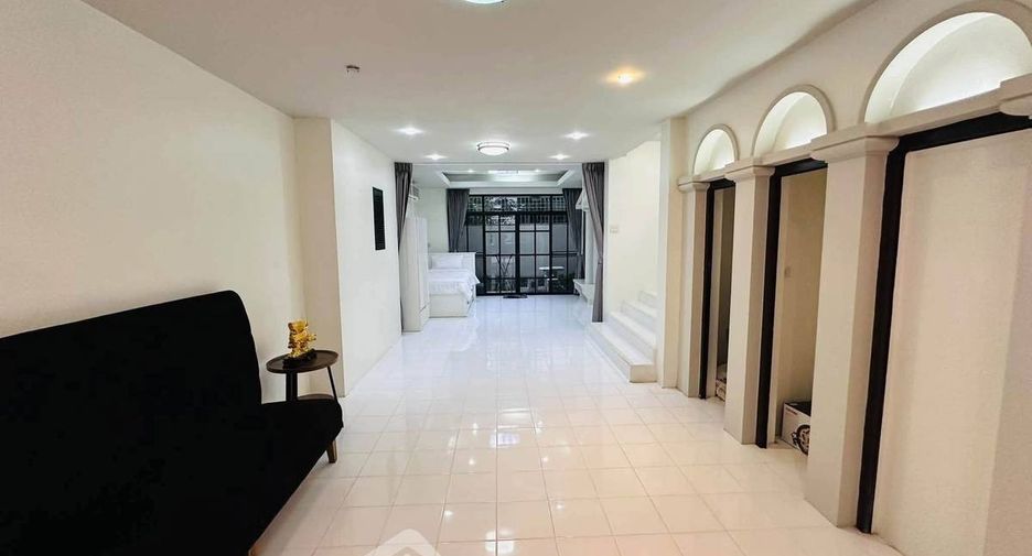 For rent 4 bedrooms townhouse in Watthana, Bangkok