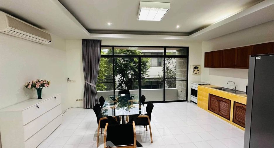 For rent 4 bedrooms townhouse in Watthana, Bangkok