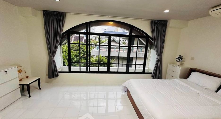 For rent 4 bedrooms townhouse in Watthana, Bangkok