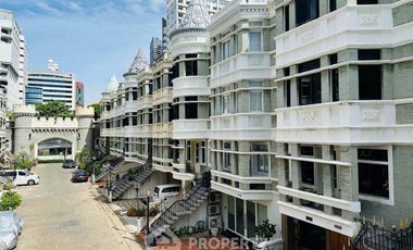 For rent 4 bedrooms townhouse in Watthana, Bangkok