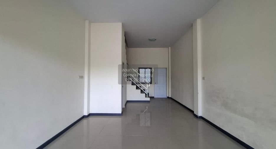 Casa adosada en venta de 4 habitaciones en Si Racha, Chonburi