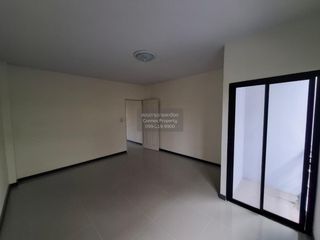 Casa adosada en venta de 4 habitaciones en Si Racha, Chonburi