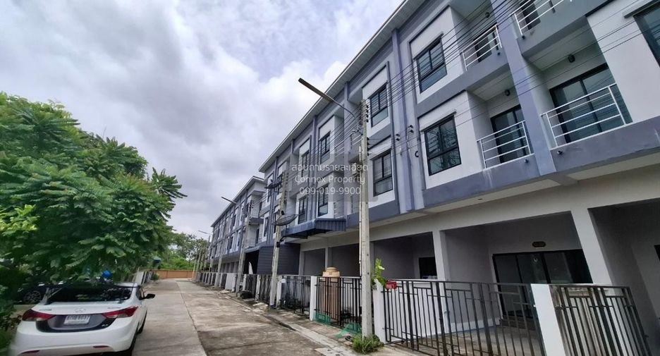 Casa adosada en venta de 4 habitaciones en Si Racha, Chonburi