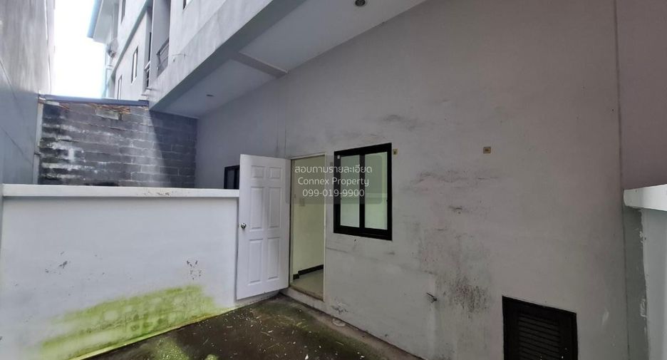 Casa adosada en venta de 4 habitaciones en Si Racha, Chonburi