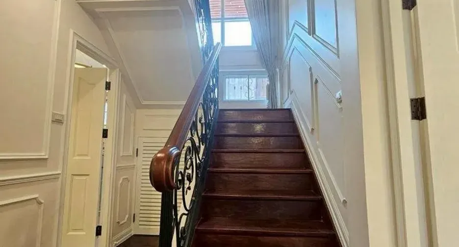 Casa en venta y en alquiler de 4 habitaciones en Phra Khanong, Bangkok