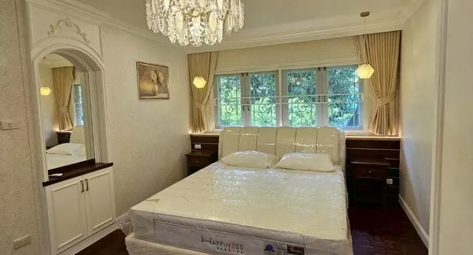 Casa en venta y en alquiler de 4 habitaciones en Phra Khanong, Bangkok