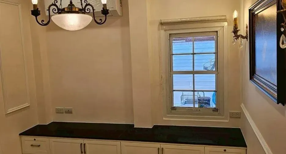 Casa en venta y en alquiler de 4 habitaciones en Phra Khanong, Bangkok