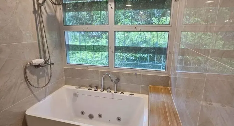 Casa en venta y en alquiler de 4 habitaciones en Phra Khanong, Bangkok
