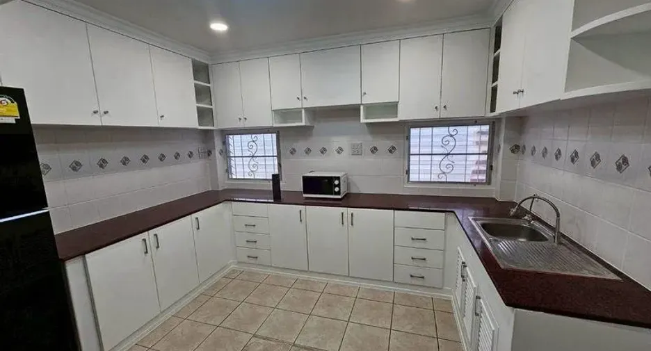 Casa en venta y en alquiler de 4 habitaciones en Phra Khanong, Bangkok