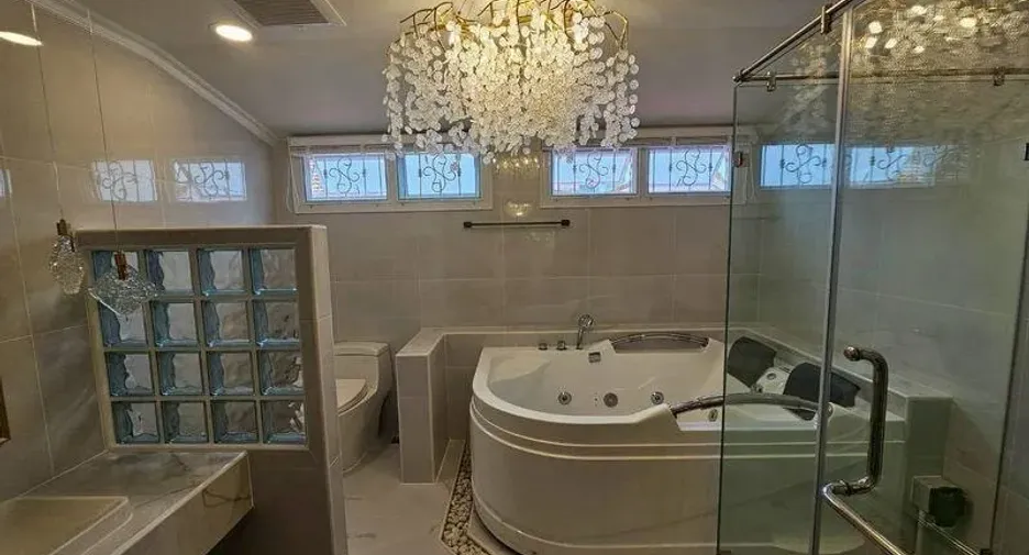 Casa en venta y en alquiler de 4 habitaciones en Phra Khanong, Bangkok