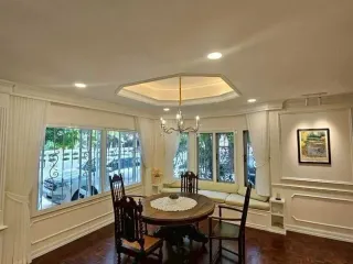 Casa en venta y en alquiler de 4 habitaciones en Phra Khanong, Bangkok