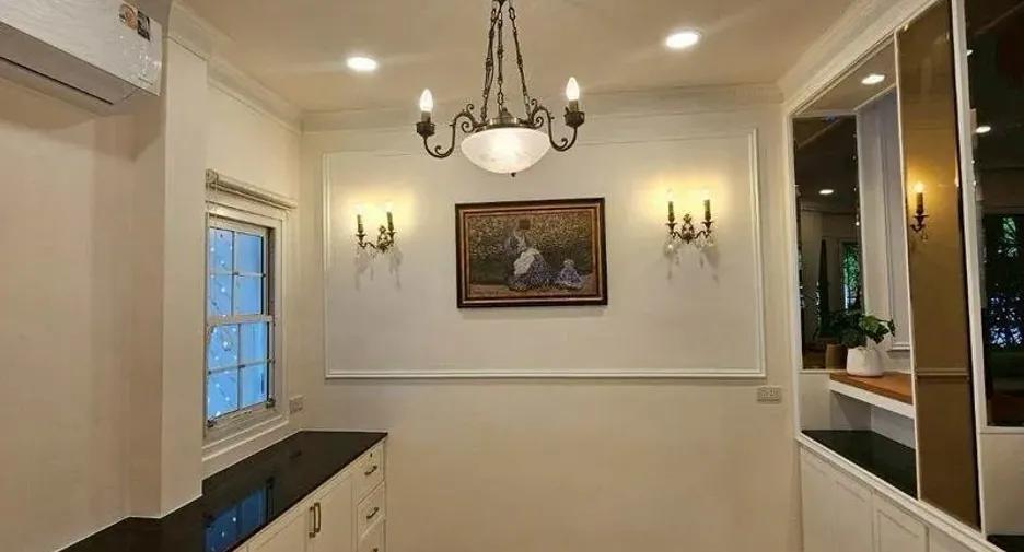 Casa en venta y en alquiler de 4 habitaciones en Phra Khanong, Bangkok