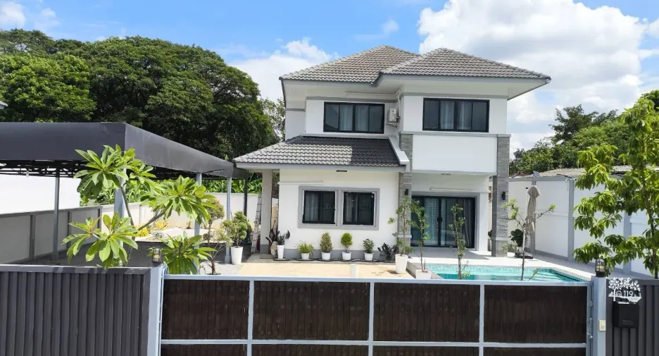 For rent 4 bedrooms villa in Mueang Chiang Mai, Chiang Mai