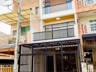 À vendre 4 chambres maison à Wang Thonglang, Bangkok