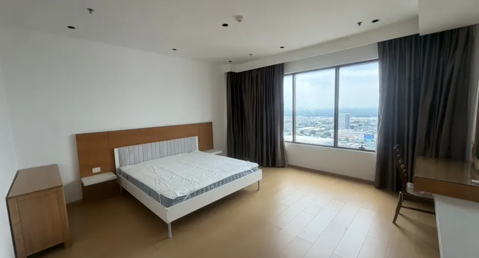For rent 3 bedrooms condo in Khlong Toei, Bangkok