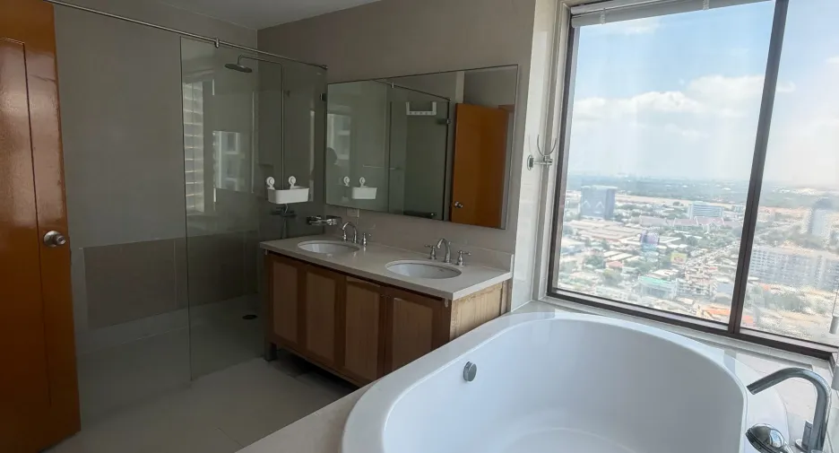 For rent 3 bedrooms condo in Khlong Toei, Bangkok