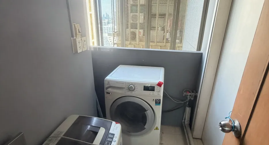 For rent 3 bedrooms condo in Khlong Toei, Bangkok