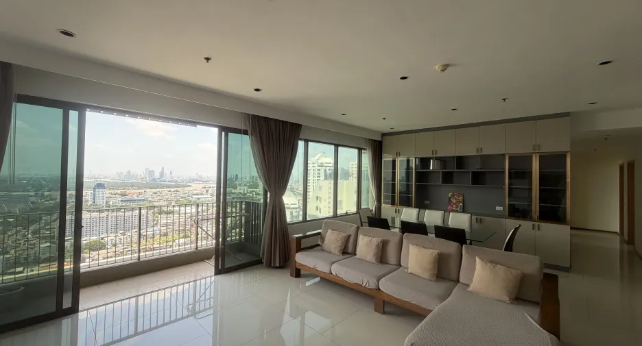 For rent 3 bedrooms condo in Khlong Toei, Bangkok