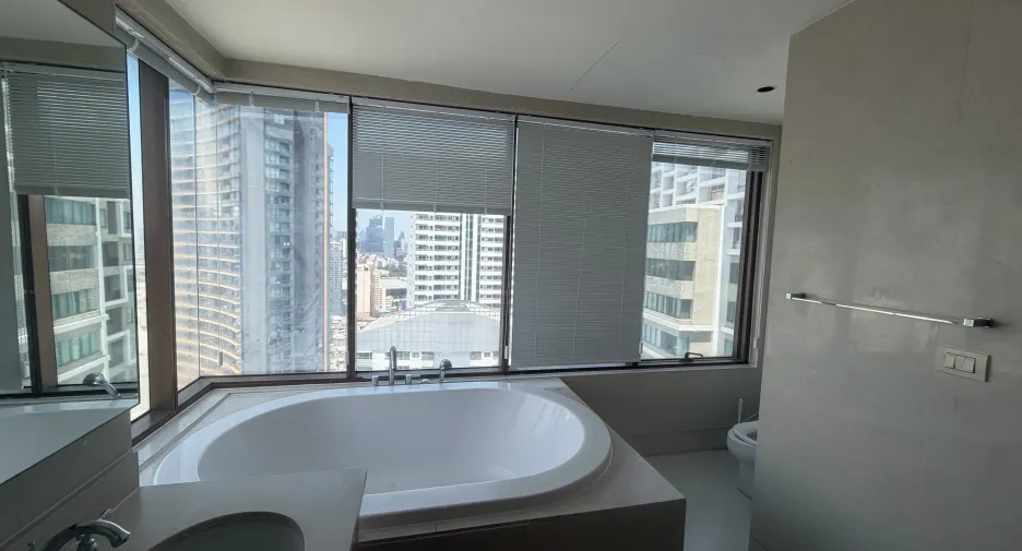 For rent 3 bedrooms condo in Khlong Toei, Bangkok