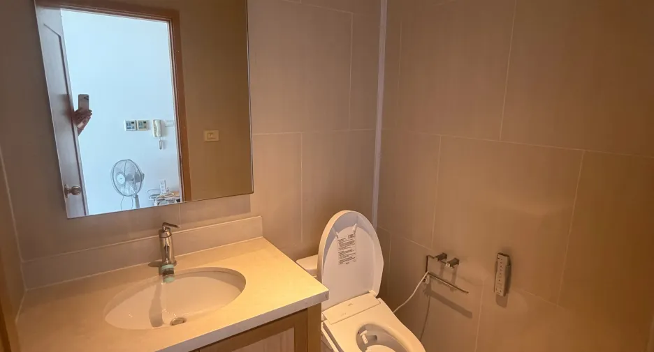 For rent 3 bedrooms condo in Khlong Toei, Bangkok