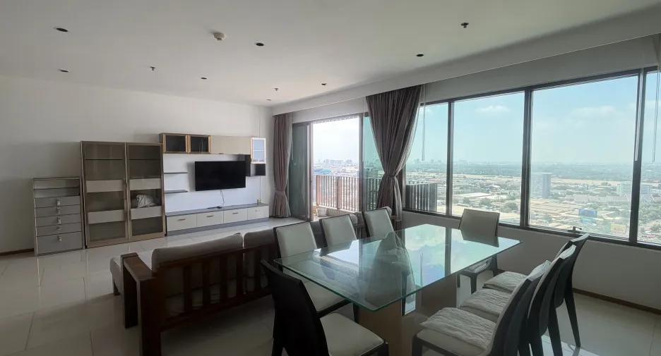 For rent 3 bedrooms condo in Khlong Toei, Bangkok