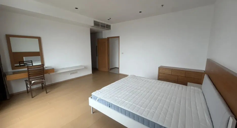 For rent 3 bedrooms condo in Khlong Toei, Bangkok