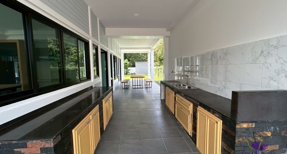 For sale 5 bedrooms house in San Sai, Chiang Mai