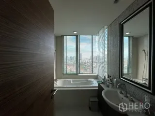 À vendre 3 chambres condo à Khlong San, Bangkok