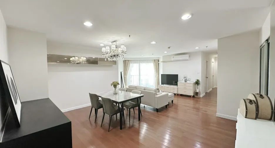 For sale 3 bedrooms condo in Huai Khwang, Bangkok