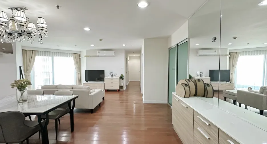 For sale 3 bedrooms condo in Huai Khwang, Bangkok