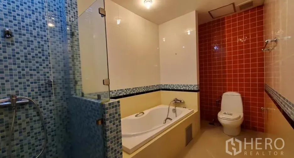 For rent 2 bedrooms condo in Khlong Toei, Bangkok