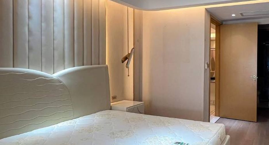 For sale 3 bedrooms condo in Khlong Toei, Bangkok