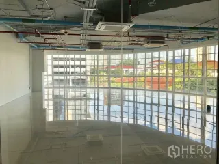 For rent retail Space in Watthana, Bangkok