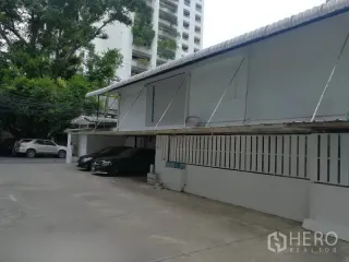 For rent 4 bedrooms retail Space in Watthana, Bangkok