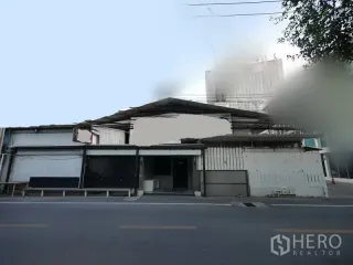 For rent 4 bedrooms retail Space in Watthana, Bangkok