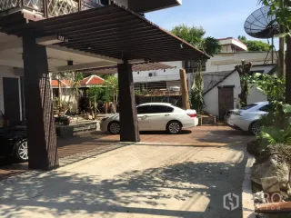 For rent 5 bedrooms retail Space in Watthana, Bangkok
