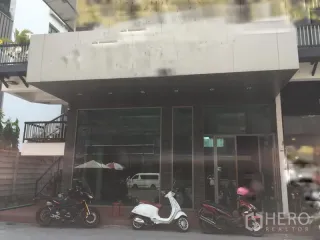 For rent retail Space in Watthana, Bangkok
