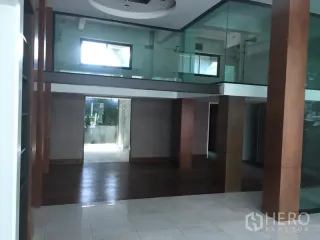 For rent retail Space in Watthana, Bangkok