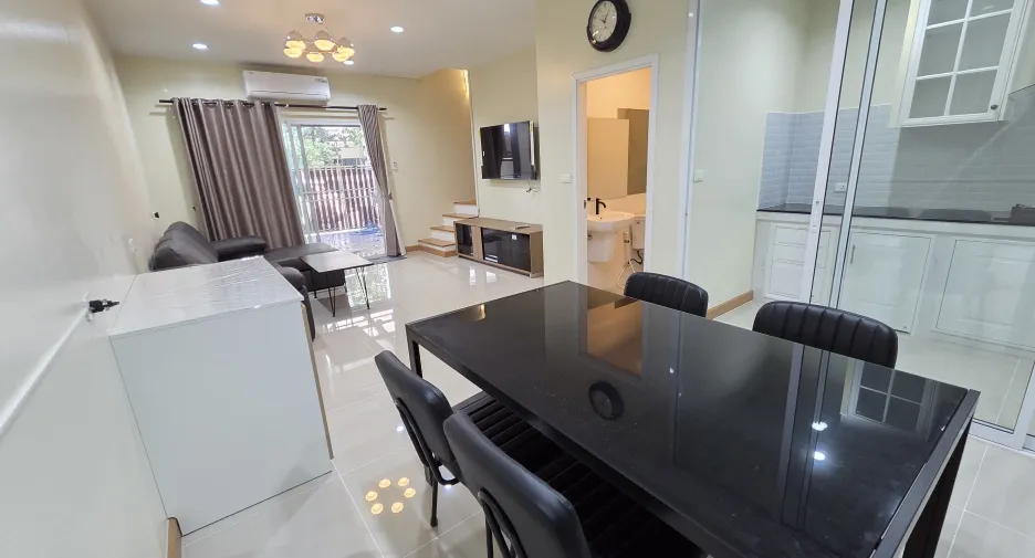 Reihenhaus zur Miete mit 3 Zimmer in Suan Luang, Bangkok