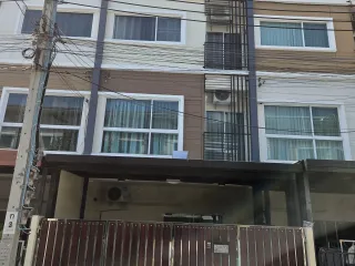À louer 3 chambres maison de ville à Suan Luang, Bangkok