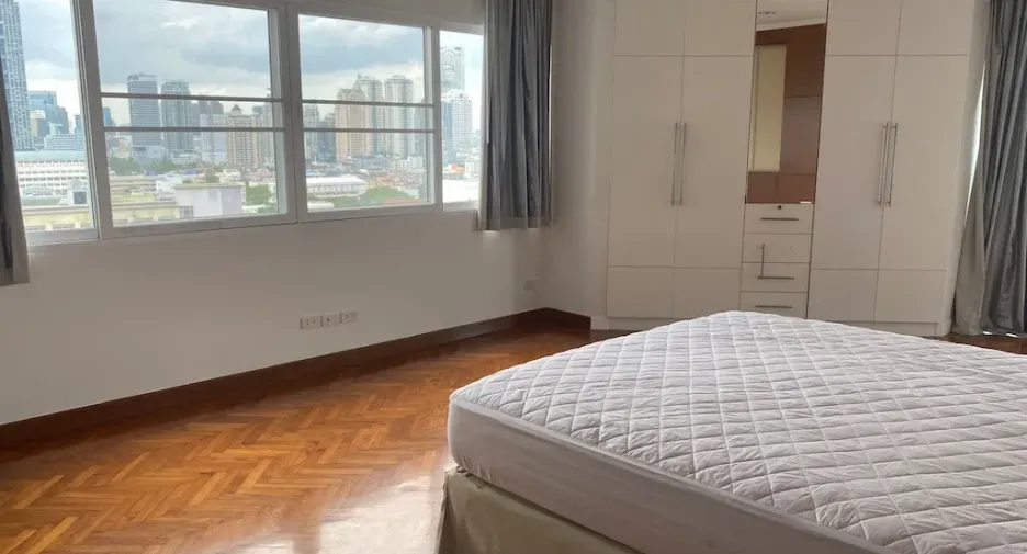 For rent 3 bedrooms apartment in Sathon, Bangkok