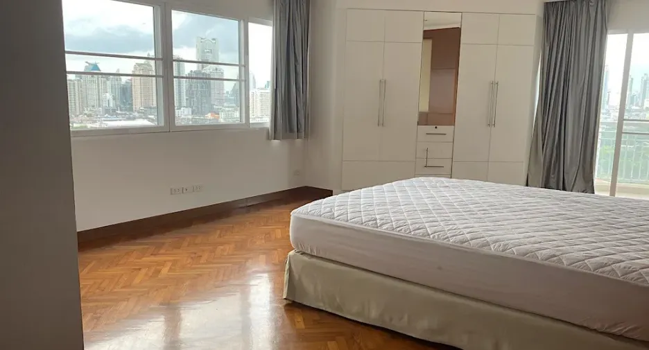 For rent 3 bedrooms apartment in Sathon, Bangkok