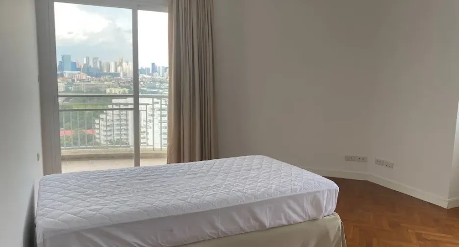 For rent 3 bedrooms apartment in Sathon, Bangkok