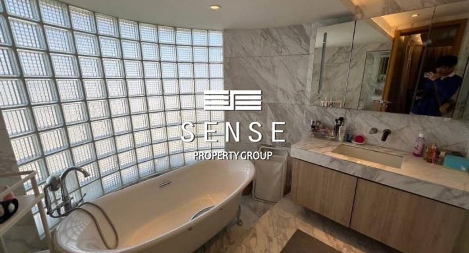 For sale 3 bedrooms condo in Khlong Toei, Bangkok