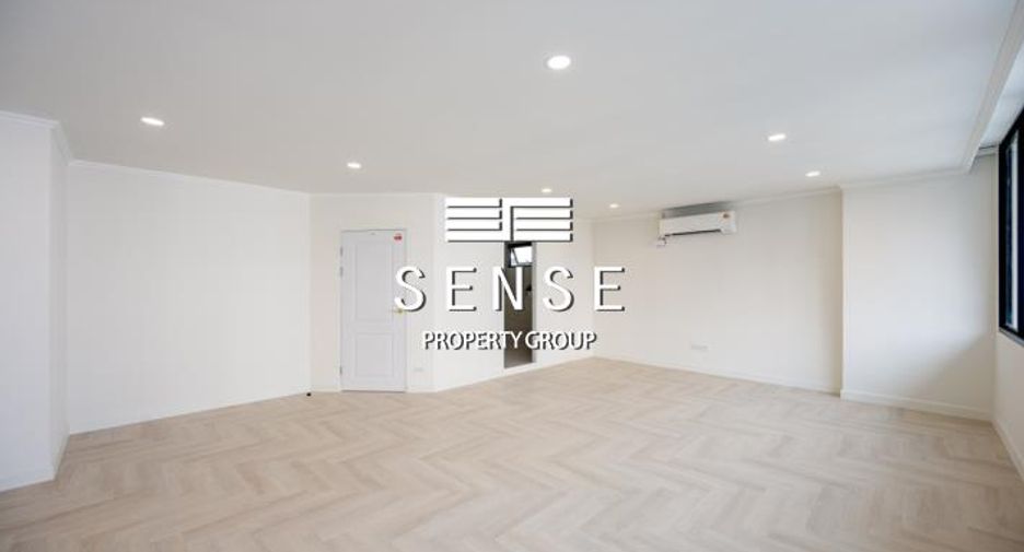 For sale 3 bedrooms condo in Khlong Toei, Bangkok