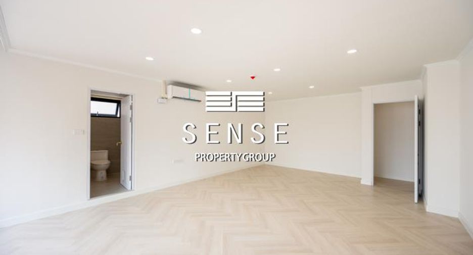 For sale 3 bedrooms condo in Khlong Toei, Bangkok