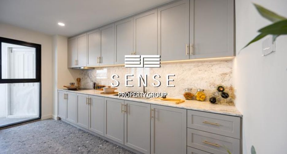 For sale 3 bedrooms condo in Khlong Toei, Bangkok